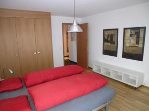 シュクオルにあるCraista 5のリビングルーム(ソファーに赤い枕付)