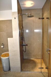 シュクオルにあるChasa Miramunt 7のバスルーム(ガラスドア付きのシャワー付)