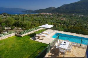Výhľad na bazén v ubytovaní Utopia Luxury Villa alebo v jeho blízkosti