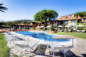 ein Resort mit einem Pool mit Stühlen und Sonnenschirmen in der Unterkunft Resort Le Picchiaie in Portoferraio