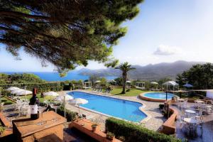 Bazén v ubytování Resort Le Picchiaie nebo v jeho okolí