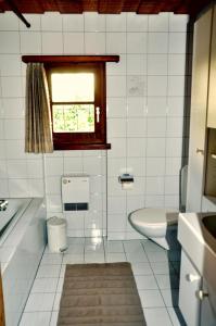 シュクオルにあるChasa Sager 5の白いバスルーム(トイレ、窓付)