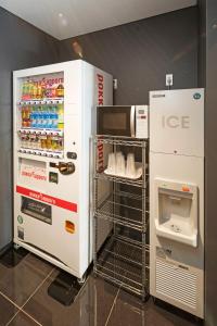 un frigorifero e una macchina del ghiaccio in un negozio di Hotel WBF Namba Motomachi ad Osaka