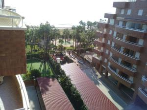 een uitzicht vanaf het balkon van het appartementencomplex bij Acapulco II, 1a LINEA, Playa Amplaries in Oropesa del Mar