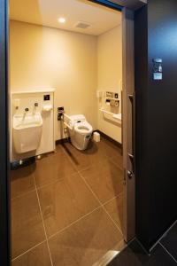 大阪的住宿－難波元町 WBF 飯店，一间带卫生间、水槽和小便室的浴室