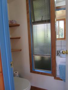 A bathroom at Snowberry Cottage at Lochsloy Farm Little River