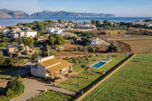 una vista aérea de una casa con piscina en Can Mosca - Private Pool & Large Garden en Alcudia