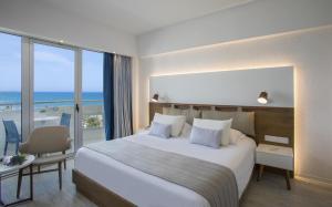 Un ou plusieurs lits dans un hébergement de l'établissement Lordos Beach Hotel & Spa