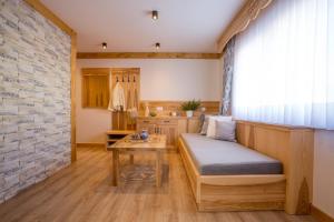 mały pokój z łóżkiem i stołem w obiekcie Willa Góralsko Riwiera w Zakopanem