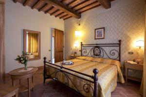 - une chambre avec un grand lit dans l'établissement Agriturismo Le Gallozzole, à Monteriggioni