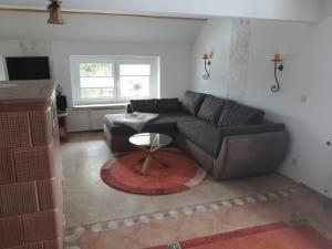克林根塔爾的住宿－Ferienwohnung Körnerberg，客厅配有沙发和桌子