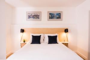 Un pat sau paturi într-o cameră la Hiding Space Westgate Apartments