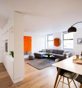 Hiding Space Westgate Apartments في باث: غرفة معيشة مع أريكة وطاولة