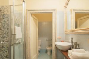 フィレンツェにあるMeriggio Apartmentのバスルーム(洗面台、トイレ付)