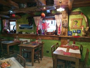 A restaurant or other place to eat at Affittacamere Saint Salod
