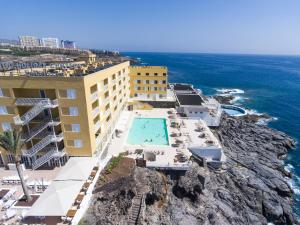 een luchtzicht op een hotel en de oceaan bij Atlantic Holiday Hotel in Callao Salvaje