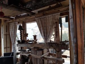 un soggiorno con finestra e tavolo in legno di Affittacamere Saint Salod a Charvensod