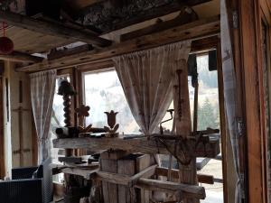 sala de estar con ventana y mesa de madera en Affittacamere Saint Salod, en Charvensod