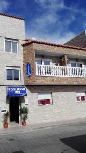 a building with a sign that reads roost room inn at Hostel Poseidon - HM in El Tablero