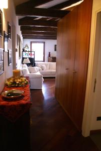 ヴェネツィアにあるLe Mansarde Deluxeのリビングルーム(ソファ、テーブル付)が備わる客室です。