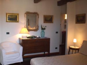 ヴェネツィアにあるLe Mansarde Deluxeのベッドルーム(鏡付きドレッサー、椅子付)