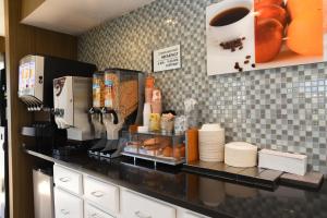 Příslušenství pro přípravu čaje a kávy v ubytování Capital Inn and Suites