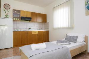 Η κουζίνα ή μικρή κουζίνα στο Lucky Luke Pool Apartments