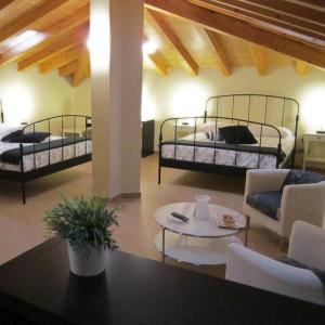 a living room with two beds and a table at B&B Prima Classe in Belpasso