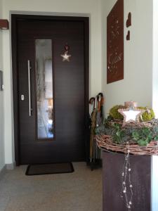 Eine schwarze Tür mit einem Stern drauf. in der Unterkunft Appartement Koller in Pertisau