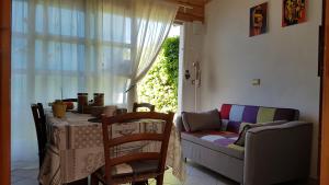 - un salon avec une table et un canapé dans l'établissement Ca' del Mate, à San Giovanni Lupatoto