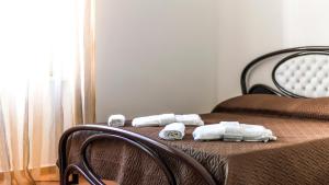 - un lit avec 2 serviettes et une chaise dans l'établissement B&B Afrodite, à Agrigente