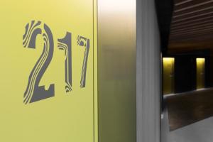 una porta con un numero sul lato di un edificio di Hotel Rec Barcelona - Adults Only a Barcellona