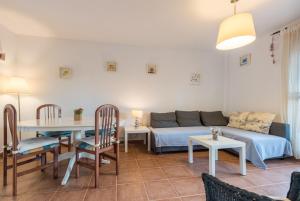 una sala de estar con un sofá y una mesa en Apartamento Mijares, en Chiclana de la Frontera 20 fotos más