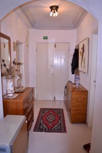 um quarto com um corredor com um frigorífico e uma porta em Apartment Divina Ragusa em Dubrovnik