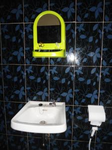 チアンジュルにあるBule Homestay Cianjurのバスルーム(洗面台、壁掛け鏡付)