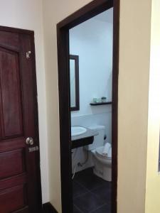 y baño con aseo y lavamanos. en FAA Apartment en Vientián