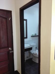 Bilik mandi di FAA Apartment