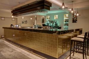 een bar in een restaurant met stoelen en verlichting bij Burlington Hotel, BW Premier Collection by Best Western in Folkestone
