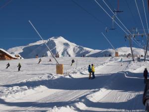 un grupo de personas esquiando por una montaña cubierta de nieve en Gruppenhaus im Walliser Alpstyle en Rosswald
