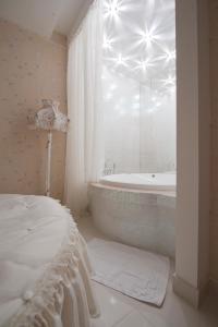 Ένα μπάνιο στο Deluxe Hotel Kupava