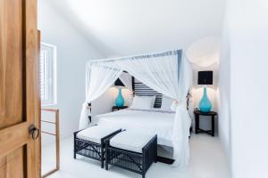 1 dormitorio con 1 cama blanca con dosel en Galboka Residence, en Nerezine