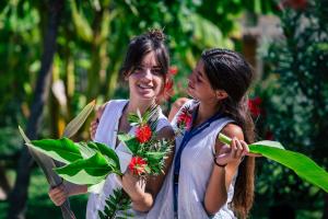 twee vrouwen die naast elkaar staan met bloemen bij Galboka Residence in Nerezine