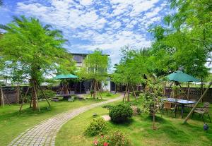 Pokara Resort tesisinin dışında bir bahçe