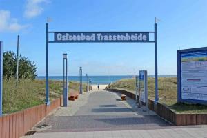トラッセンハイデにあるFerienhaus Trassenheide USE 2852のビーチへの通路
