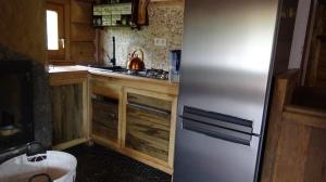 uma cozinha com um frigorífico de aço inoxidável e um lavatório em CzapaDziada em Zatwarnica