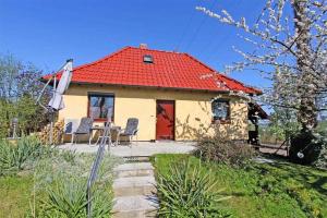 ヴァーレンにあるFerienhaus Waren SEE 8651の赤屋根の小黄色い家