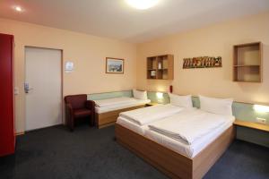 Postel nebo postele na pokoji v ubytování Hotel Sachsenhof
