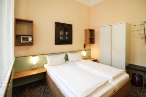 Postel nebo postele na pokoji v ubytování Hotel Sachsenhof