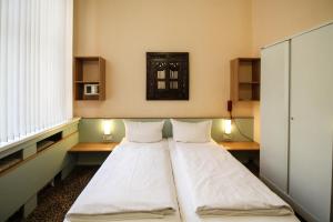 Postel nebo postele na pokoji v ubytování Hotel Sachsenhof