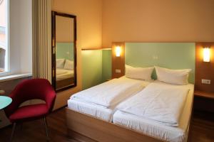 Postel nebo postele na pokoji v ubytování Hotel Sachsenhof